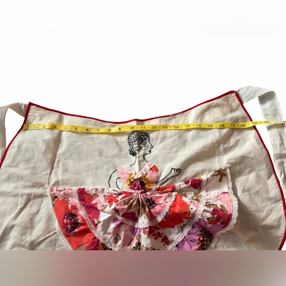 Vintage half apron with embroidered dancing lady 💃🏾 with a patchwork skirt - Picture 6 of 11